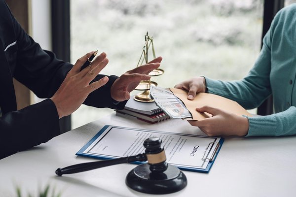 Salaire net clerc de notaire : tout ce qu'il faut savoir